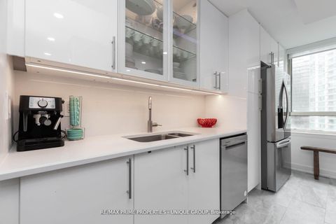 Photo 6 at 903 - 633 Bay Street, Bay Street Corridor, Toronto