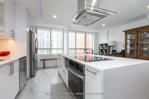 Photo 7 at 903 - 633 Bay Street, Bay Street Corridor, Toronto