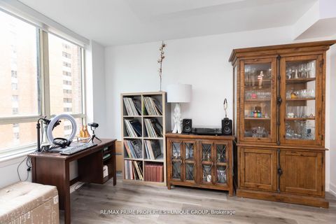 Photo 8 at 903 - 633 Bay Street, Bay Street Corridor, Toronto