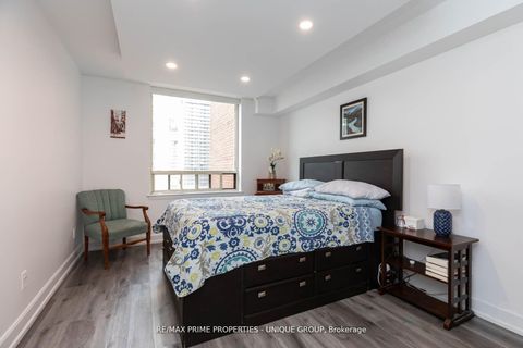 Photo 10 at 903 - 633 Bay Street, Bay Street Corridor, Toronto