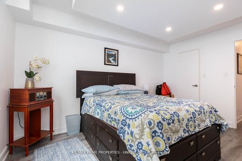 Photo 11 at 903 - 633 Bay Street, Bay Street Corridor, Toronto