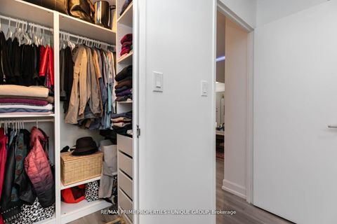 Photo 13 at 903 - 633 Bay Street, Bay Street Corridor, Toronto