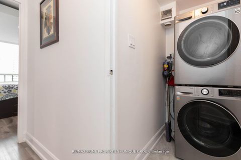 Photo 14 at 903 - 633 Bay Street, Bay Street Corridor, Toronto