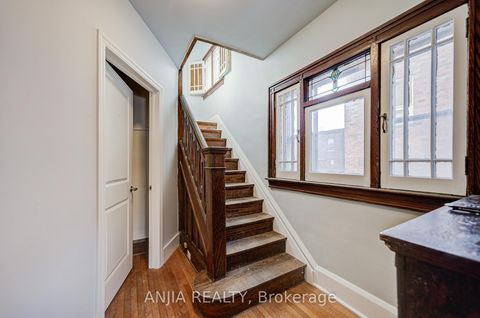 Photo 2 at 7 Linnsmore Crescent, East York, Toronto