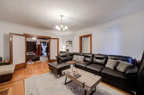 Photo 3 at 7 Linnsmore Crescent, East York, Toronto