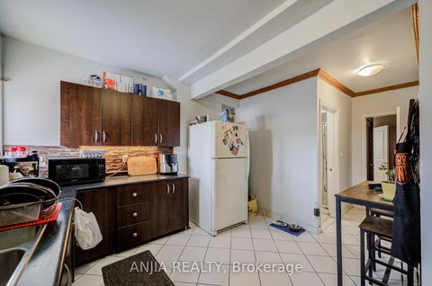 Photo 5 at 7 Linnsmore Crescent, East York, Toronto