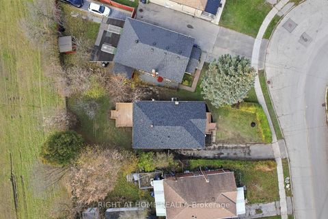 Photo 4 at 162 Tower Drive, Maryvale, Toronto