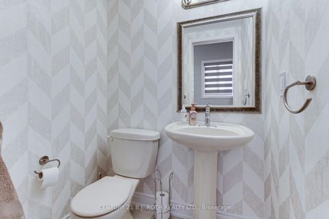 Photo 14 at 484 Menczel Crescent, Summerhill Estates, Newmarket