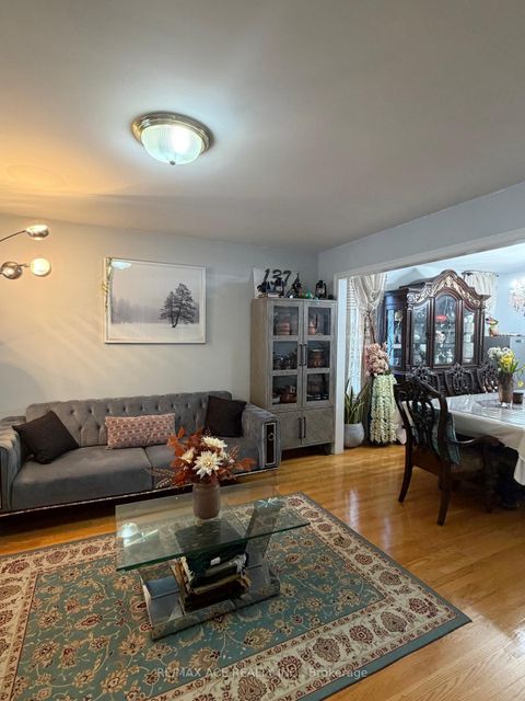 Photo 7 at 137 Yardley Avenue, Parkview, Toronto