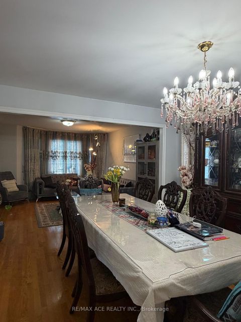 Photo 9 at 137 Yardley Avenue, Parkview, Toronto