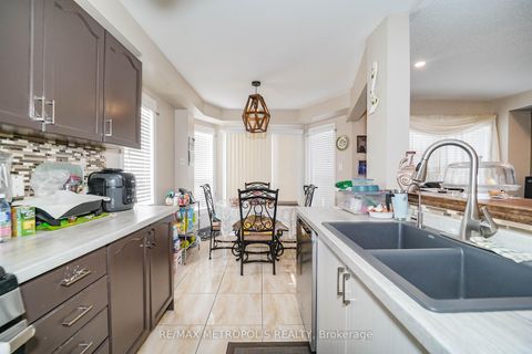 Photo 10 at 63 Echo Ridge Crescent, Sonoma Heights, Vaughan