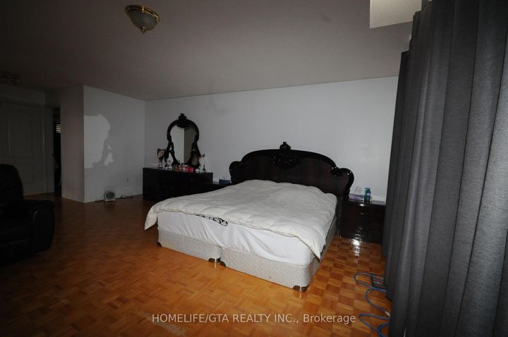 Photo 7 at 18 Velvet Grass Lane, Wellington, Brampton