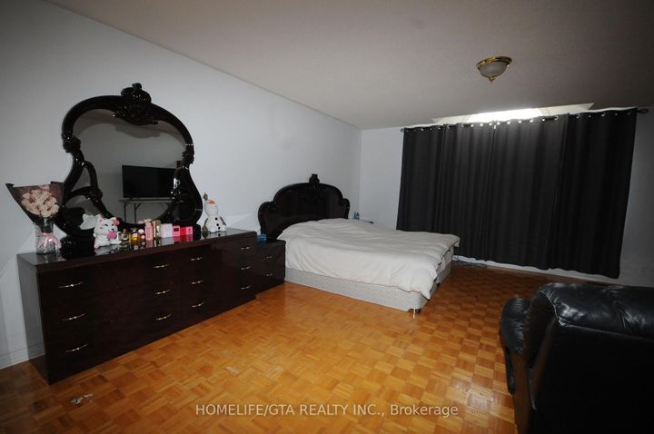 Photo 8 at 18 Velvet Grass Lane, Wellington, Brampton