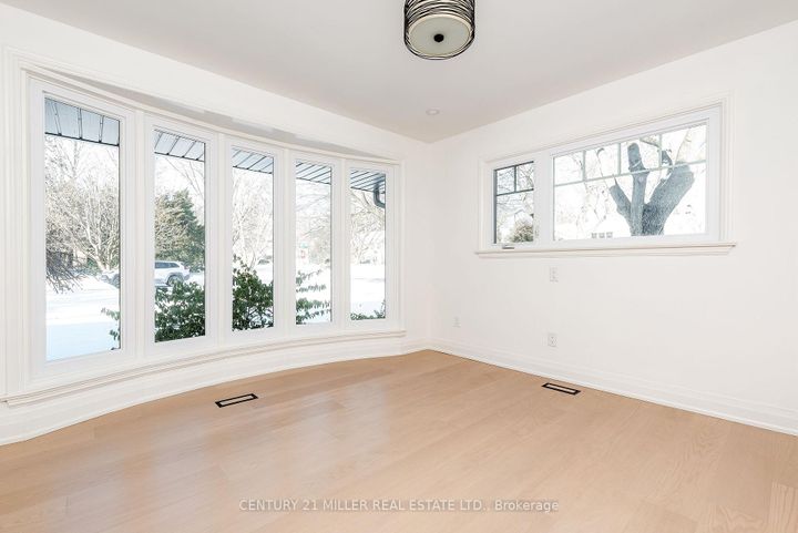 Photo 4 at 134 Abbey Court, MO Morrison, Oakville