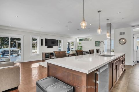 Photo 3 at 53 Metcalfe Street, Aurora Village, Aurora