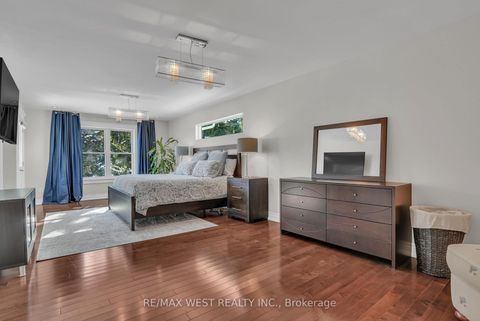 Photo 8 at 53 Metcalfe Street, Aurora Village, Aurora