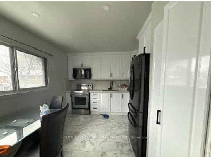 Photo 4 at 135 - 245 Fleetwood Crescent, Southgate, Brampton