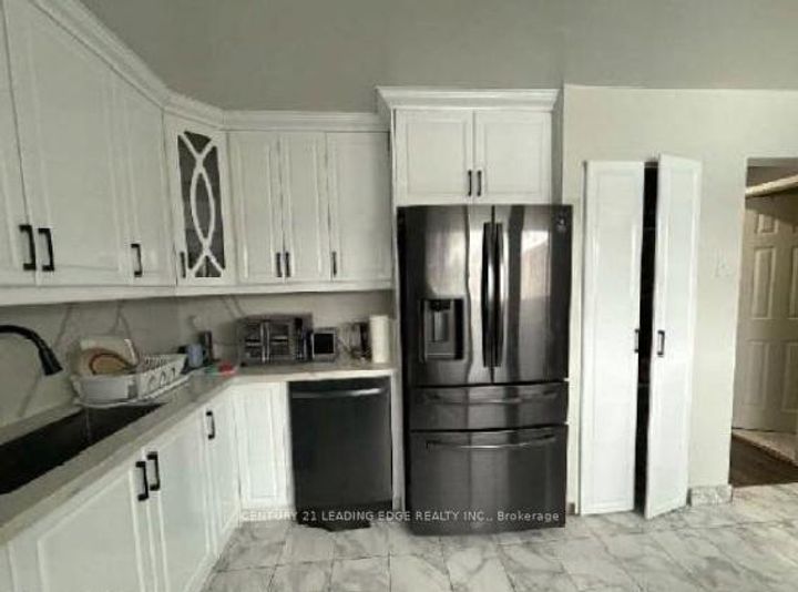 Photo 5 at 135 - 245 Fleetwood Crescent, Southgate, Brampton