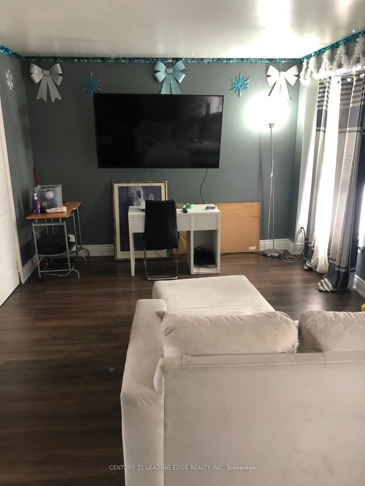 Photo 11 at 135 - 245 Fleetwood Crescent, Southgate, Brampton