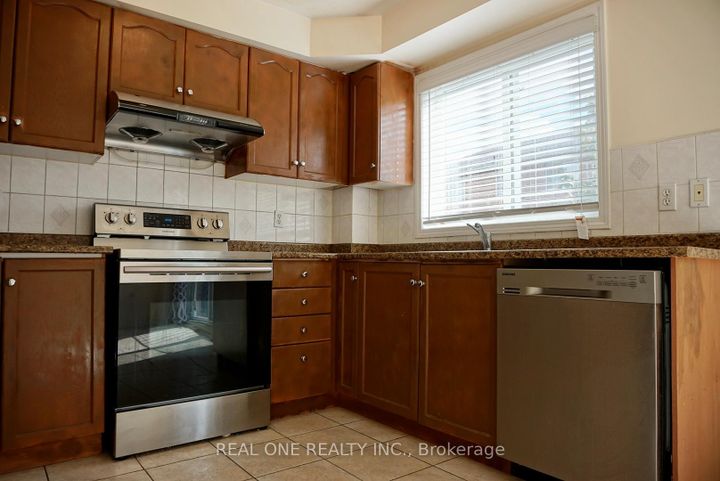 Photo 6 at 37 - 80 Acorn Place, Hurontario, Mississauga