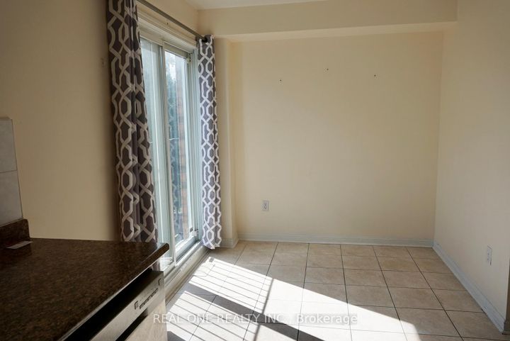 Photo 9 at 37 - 80 Acorn Place, Hurontario, Mississauga