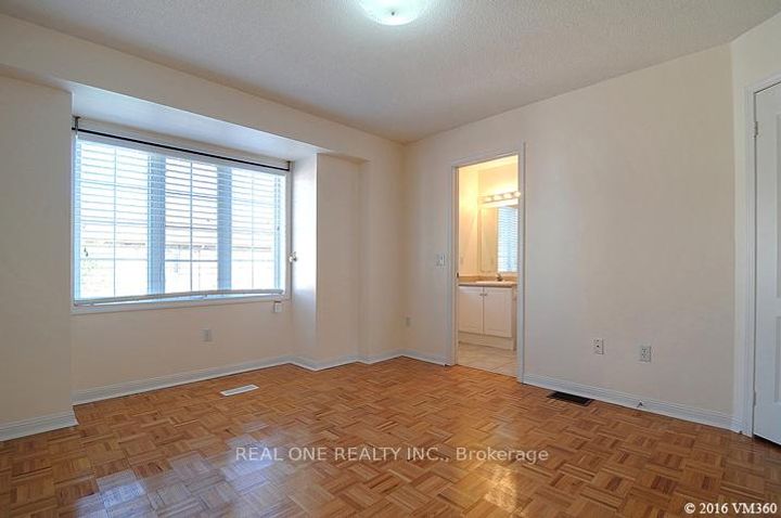 Photo 11 at 37 - 80 Acorn Place, Hurontario, Mississauga