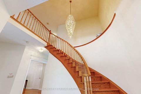 Photo 2 at 50 Oakhurst Drive, Beverley Glen, Vaughan