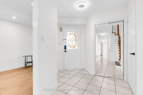 Photo 5 at 7031 Graydon Court, Lisgar, Mississauga