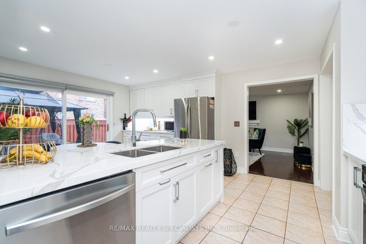 Photo 11 at 30 Bowsfield Drive, Vales of Castlemore, Brampton