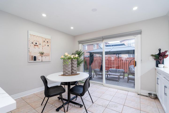 Photo 12 at 30 Bowsfield Drive, Vales of Castlemore, Brampton