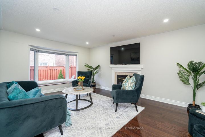 Photo 14 at 30 Bowsfield Drive, Vales of Castlemore, Brampton