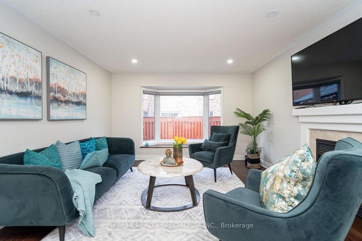 Photo 15 at 30 Bowsfield Drive, Vales of Castlemore, Brampton