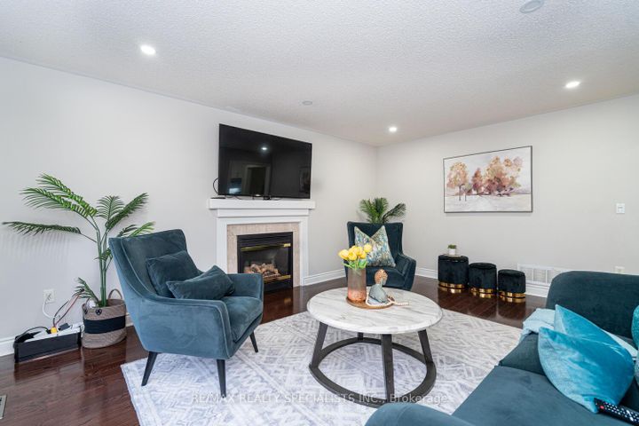 Photo 17 at 30 Bowsfield Drive, Vales of Castlemore, Brampton