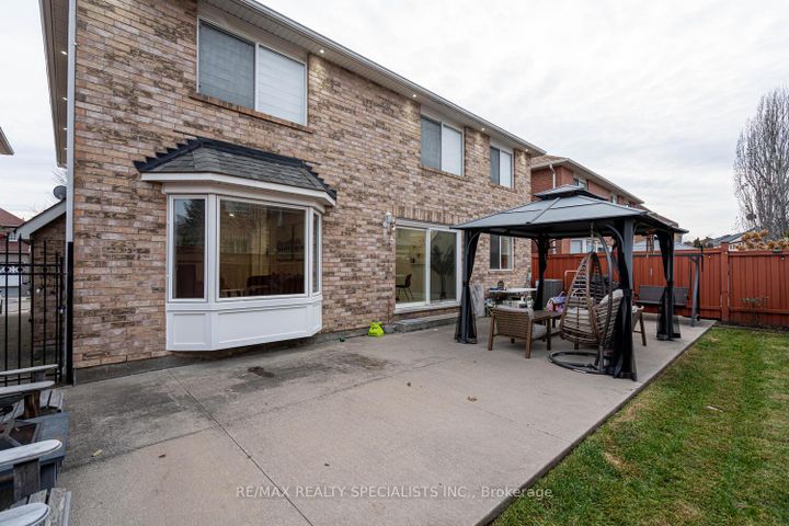 Photo 23 at 30 Bowsfield Drive, Vales of Castlemore, Brampton