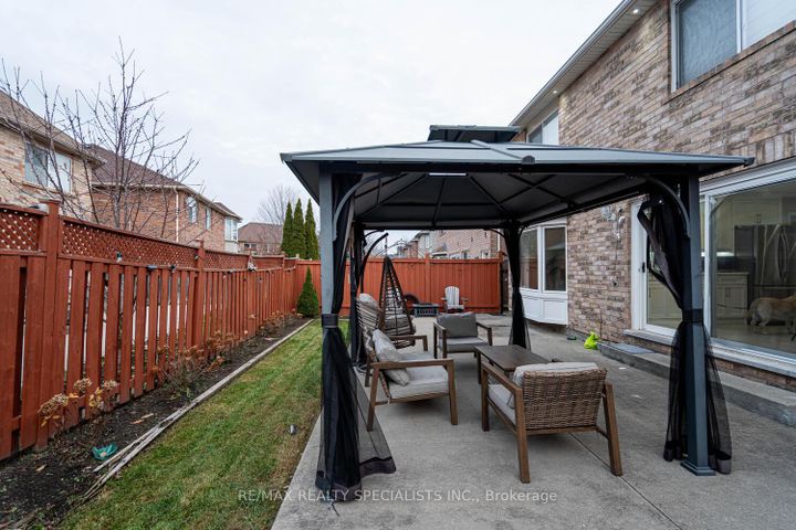 Photo 24 at 30 Bowsfield Drive, Vales of Castlemore, Brampton