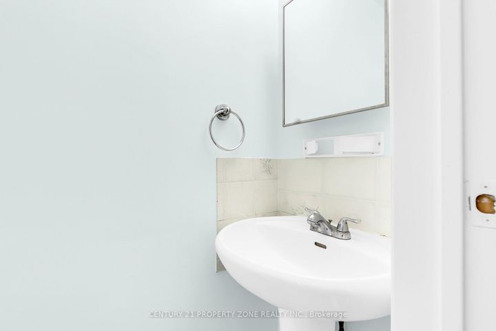 Photo 11 at 56 - 56 Eden Park Drive, Southgate, Brampton