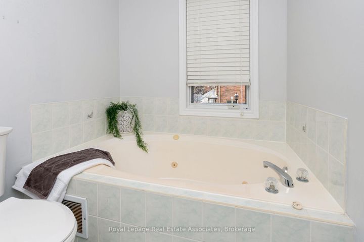 Photo 15 at 10 - 76 River Drive, Georgetown, Halton Hills