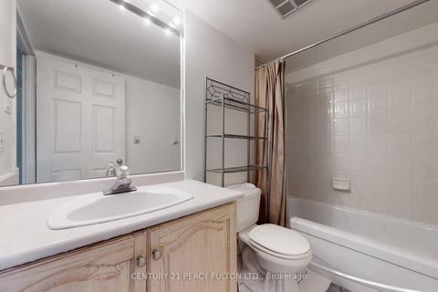 Photo 31 at 703 - 736 Bay Street, Bay Street Corridor, Toronto