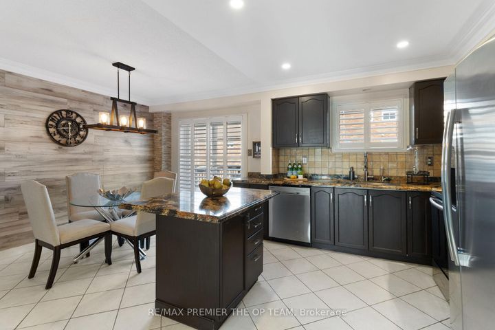 Photo 5 at 28 Kelso Crescent, Maple, Vaughan