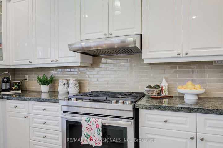 Photo 10 at 4662 Dundas Street W, Humber Valley, Toronto