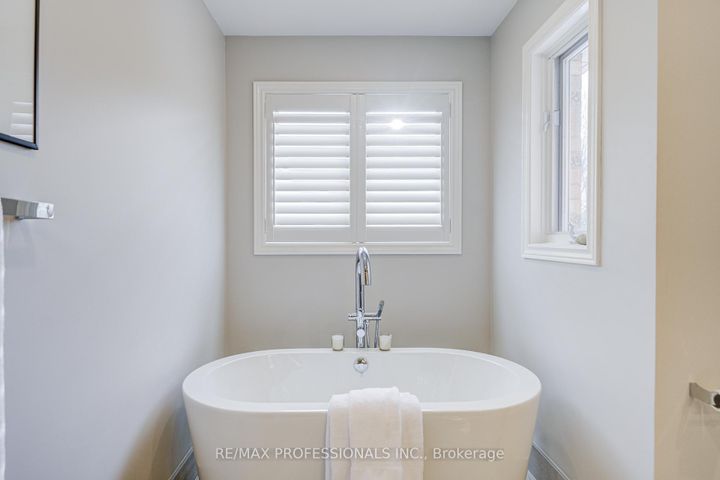 Photo 22 at 4662 Dundas Street W, Humber Valley, Toronto