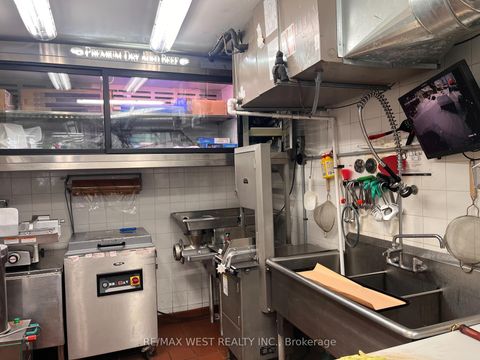 Photo 3 at 291 Silverthorn Avenue, Pellam Park, Toronto