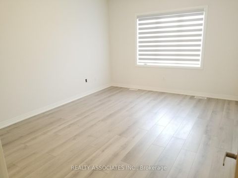 Photo 13 at 71 Schmeltzer Crescent, Rural Richmond Hill, Richmond Hill