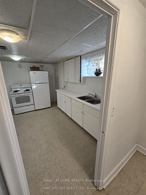 Photo 7 at 70 Bunnell Crescent, CFB, Toronto