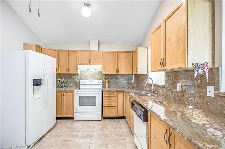 Photo 10 at 375 SILVERBIRCH Boulevard, Rural Glanbrook, Hamilton