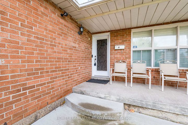 Photo 4 at 9 Ballycastle Crescent, Heart Lake West, Brampton