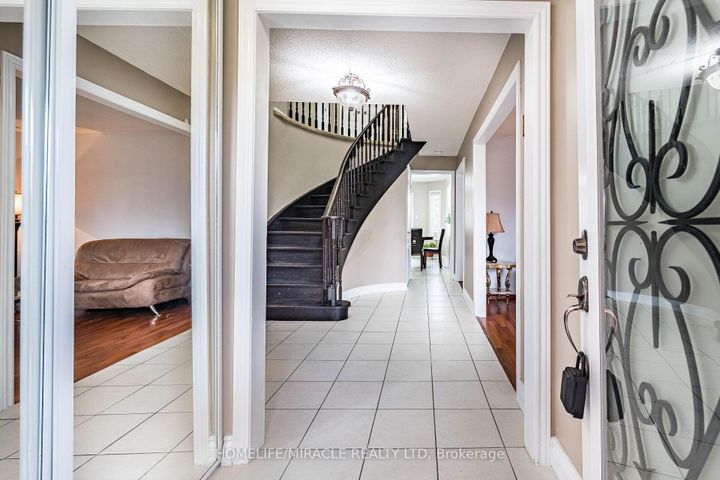 Photo 5 at 9 Ballycastle Crescent, Heart Lake West, Brampton