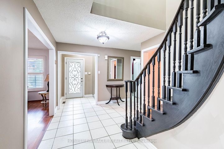 Photo 6 at 9 Ballycastle Crescent, Heart Lake West, Brampton