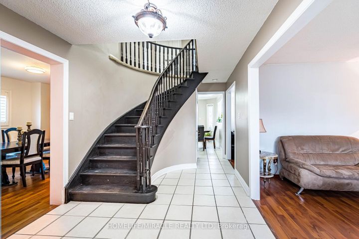 Photo 7 at 9 Ballycastle Crescent, Heart Lake West, Brampton