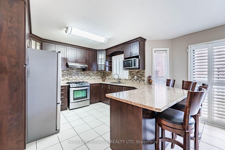 Photo 13 at 9 Ballycastle Crescent, Heart Lake West, Brampton